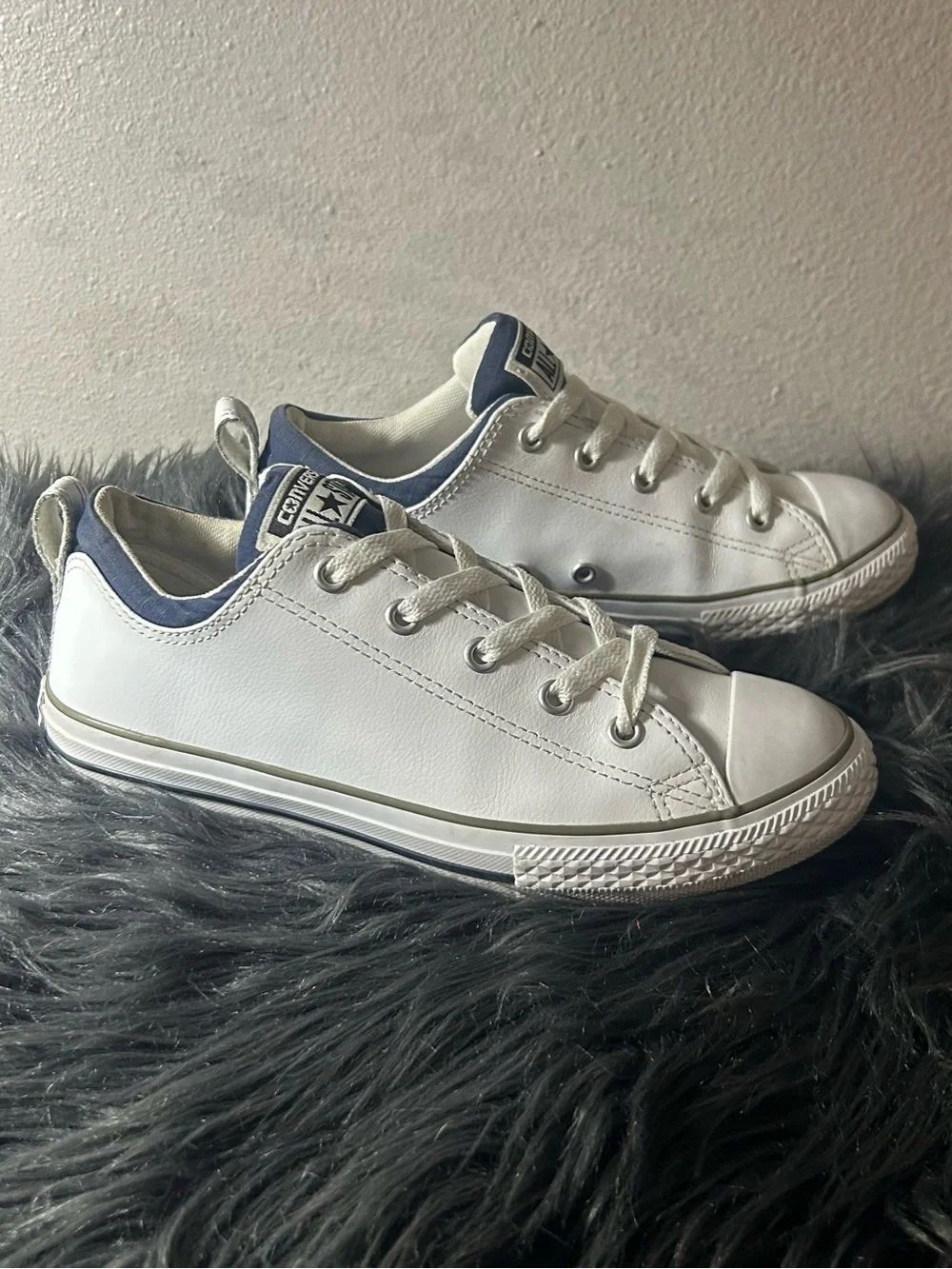 Converse Chuck Taylor All Star Leather White Low-Top Sneakers Size 4
